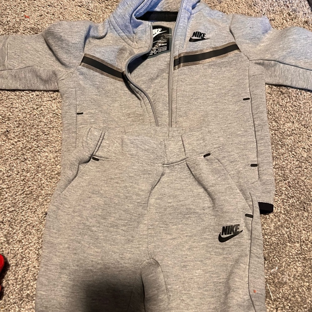 Kids nike tech sweatsuit